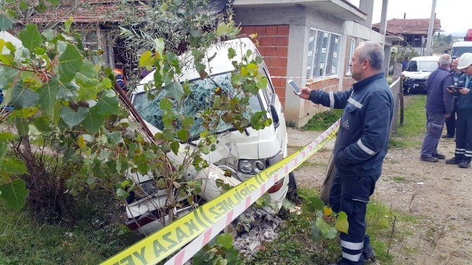 Minibüs Evin Önünde Oturan Yaşlı Kadın Ve Torununa Çarptı