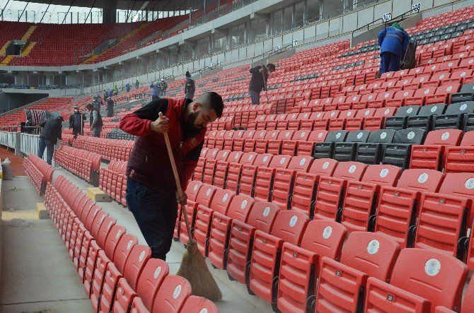 Taraftar, İşçilerle Birlikte Stadın Maça Yetişmesi İçin Çalışıyor