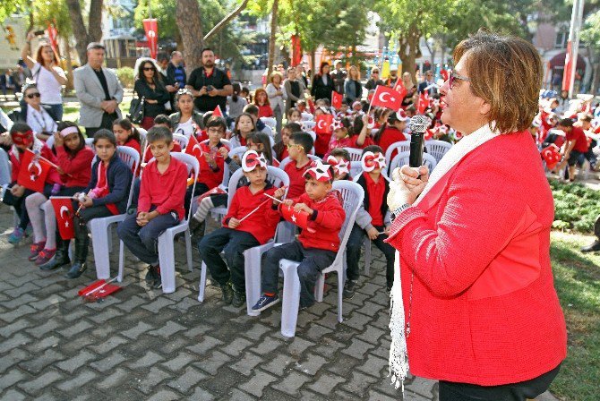 Konak’ta Çocuklara Anlamlı Hediye