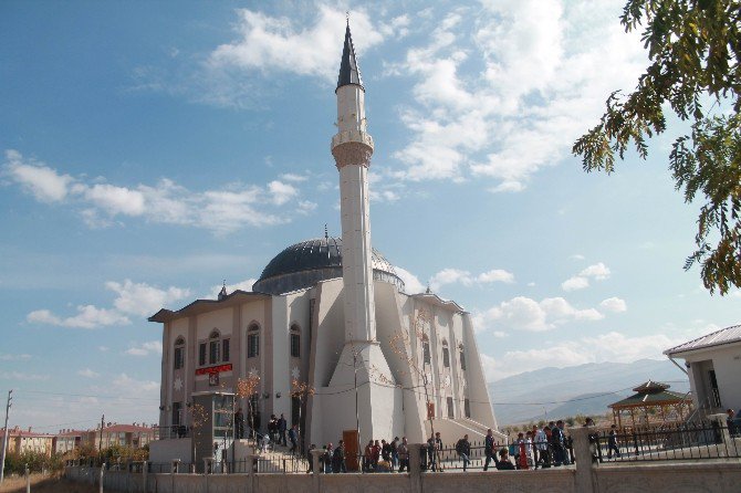 Ömer Halisdemir Camisi’nde İlk Cuma Namazı Kılındı