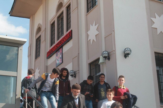 Ömer Halisdemir Camisi’nde İlk Cuma Namazı Kılındı