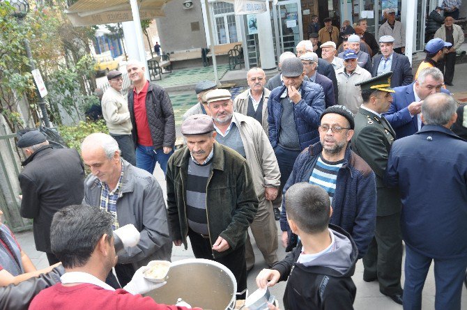 Bozüyük’te Mahalle Sakinlerinden Aşure İkramı