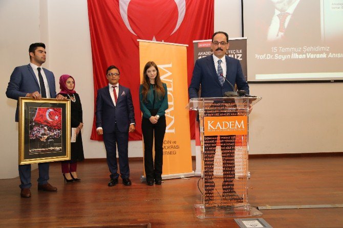 Adıyamanlı Öğrenciden Cumhurbaşkanı Sözcüsü İbrahim Kalın’a Plaket