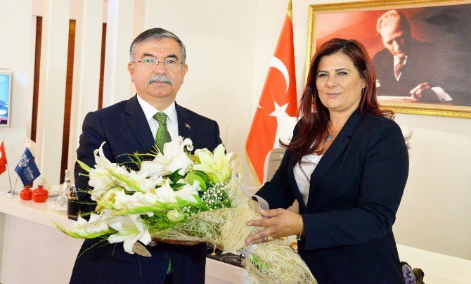 Bakan Yılmaz, Atatürk Kent Meydanı’ı Beğendi