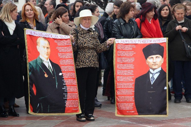 78 Yaşındaki Mukkades Teyzenin Bayrak Sevgisi