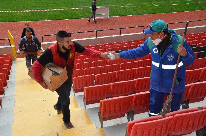 Taraftar, İşçilerle Birlikte Stadın Maça Yetişmesi İçin Çalışıyor