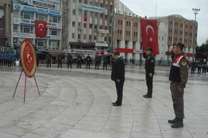 Cumhuriyetin 93. Yıl Dönümü Etkinlikleri Çelenk Sunumuyla Başladı