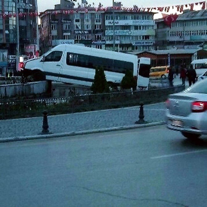 Minibüs Süs Havuzunun Duvarına Çıktı