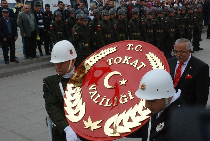 Asker Ve Polis Birlikte Atatürk Anıtı’na Çelenk Koydu