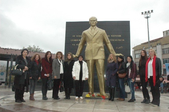 Tkb Başkanı Yağan Ve Yönetimi Atatürk Anıtına Çiçek Bıraktı