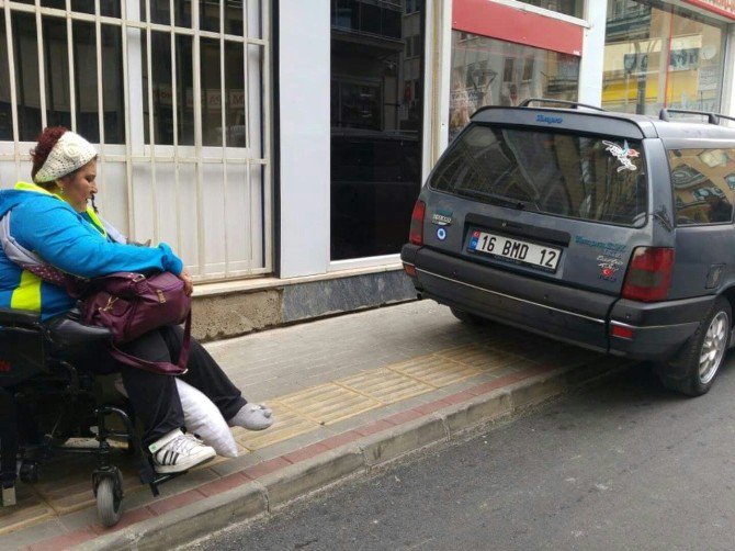 Engelli Yolu Ve Kaldırıma Park Edenlere Ceza Yağdı