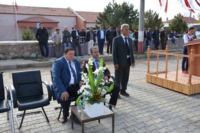 2 Kişilik Protokol Ve Öğrenciler Cumhuriyet Bayramını Coşku İle Kutladı