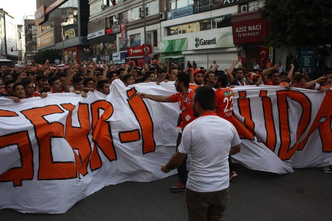 Adanasporlular Galatasaraylı Kovaladı