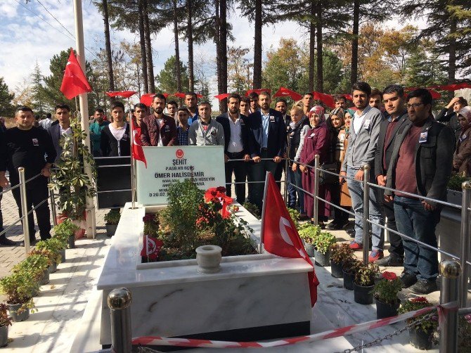 Ak Partili Gençlerden, Şehit Ömer Halisdemir’in Kabrine Ziyaret