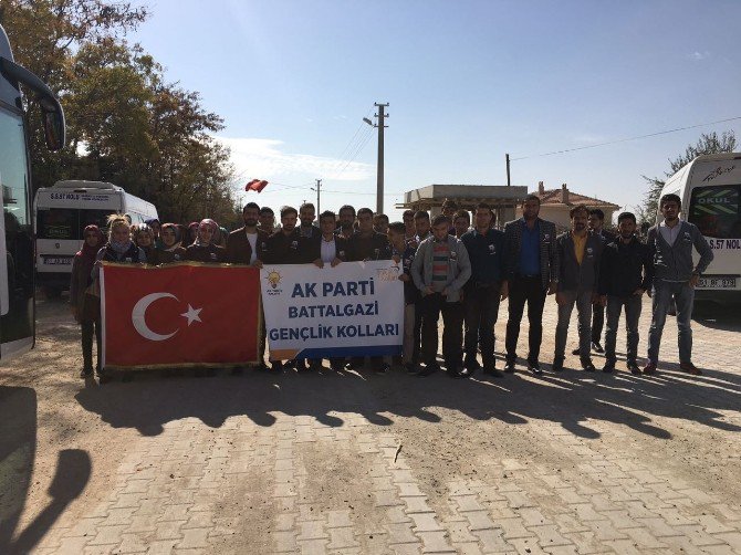 Ak Partili Gençlerden, Şehit Ömer Halisdemir’in Kabrine Ziyaret