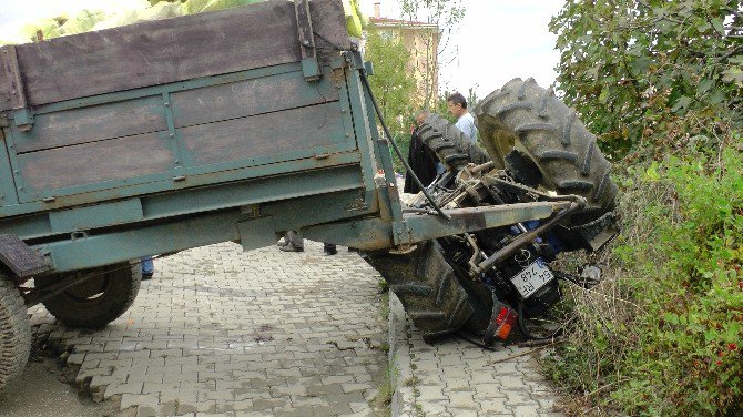 Traktörün Altında Kaldı, Burnu Bile Kanamadı