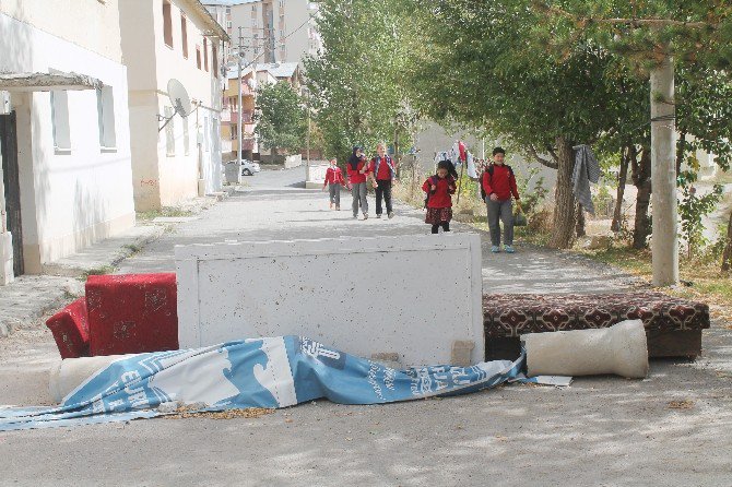 Arsasından Geçen Yolu Çekyatla Trafiğe Kapattı