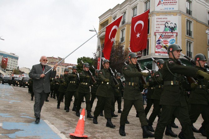 77’lik Dede Türk Bayrağıyla Her Bayramda Askerlerle Birlikte Yürüyor