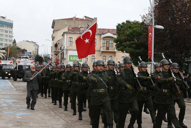 77’lik Dede Türk Bayrağıyla Her Bayramda Askerlerle Birlikte Yürüyor