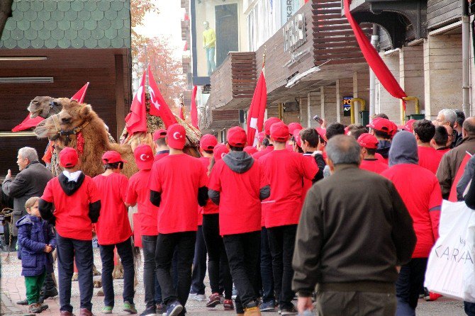 Bursa’daki Cumhuriyet Yürüyüşü’nde Deve Krizi...