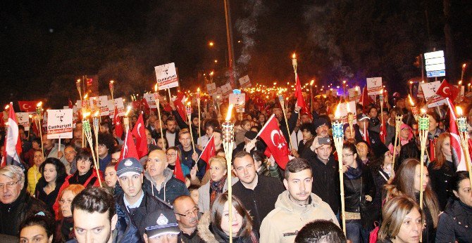 Çanakkale’de 2 Bin Kişiyle Fener Alayı