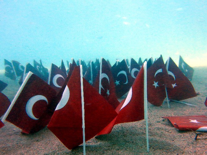 Cumhuriyet Coşkusunu Denizin Dibine Taşıdılar