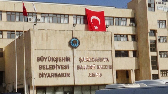 Diyarbakır Büyükşehir Belediyesi Binasına Türk Bayrağı Asıldı