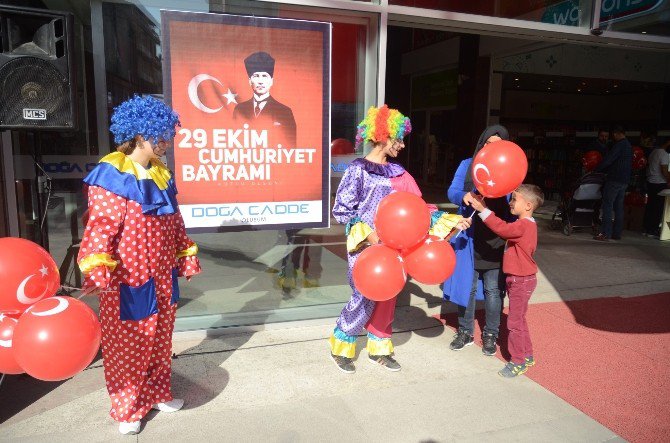 Doğa Cadde’de 29 Ekim Coşkusu