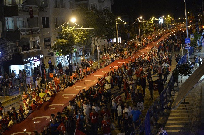 Antalya’da 29 Ekim Kutlamalarında Candan Erçetin Çoşkusu