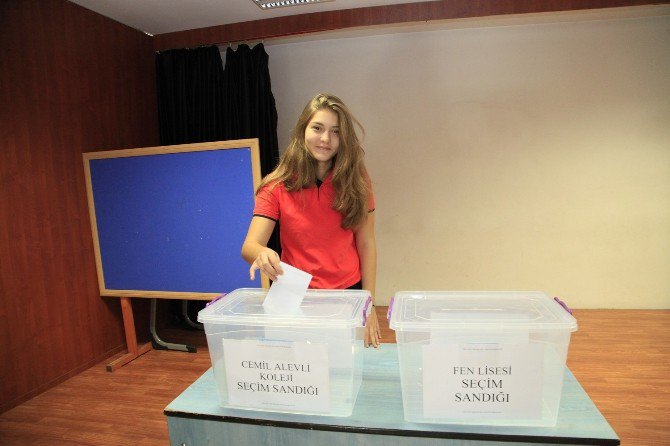 Gaziantep Kolej Vakfı Özel Liselerinin Öğrencileri Sandık Başında