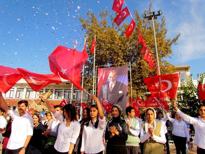 İzmir’in İlçelerinde ’Cumhuriyet’ Coşkusu Tavan Yaptı