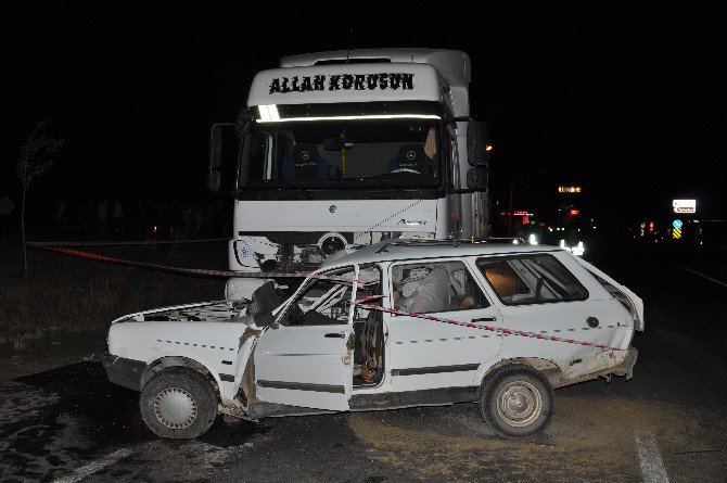 Tır’ın Çarptığı Otomobil Metrelerce Sürüklendi: 1 Ölü, 1 Ağır Yaralı