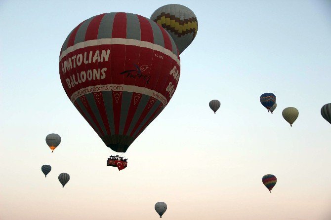 Kapadokya’da Balonlar Cumhuriyet Bayramı İçin Havalandı