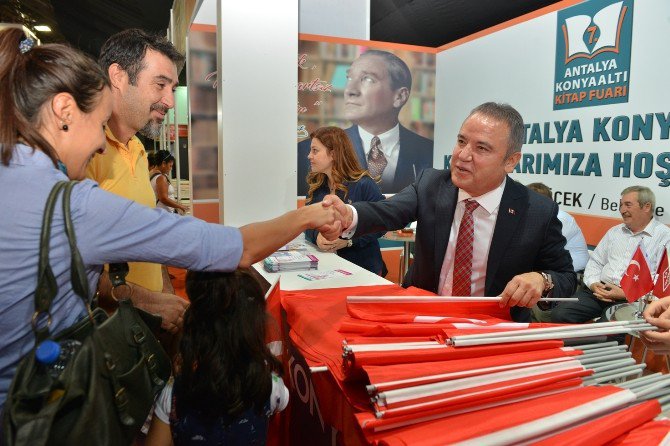 Başkan Böcek, Fuarda Türk Bayrağı Dağıttı