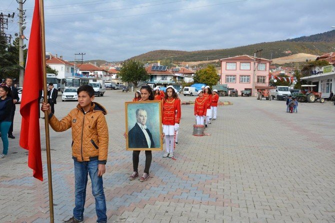 2 Kişilik Protokol Ve Öğrenciler Cumhuriyet Bayramını Coşku İle Kutladı