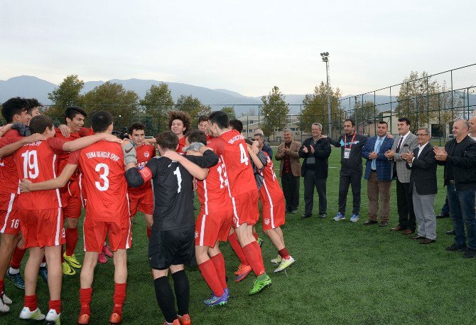 Dündar, U-19 Gençler Finalini Tribünlerden İzledi