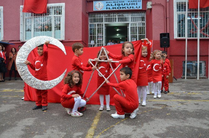 Şirinlerden Bayrak Gösterisi