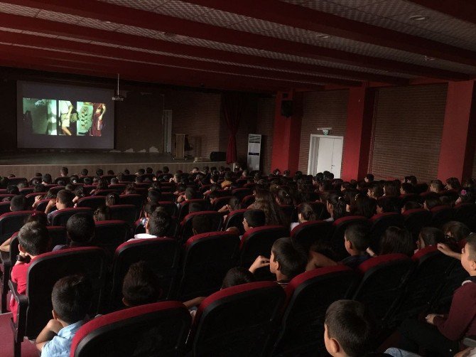 Silopi’de Öğrenciler Sinema Filmi İzledi