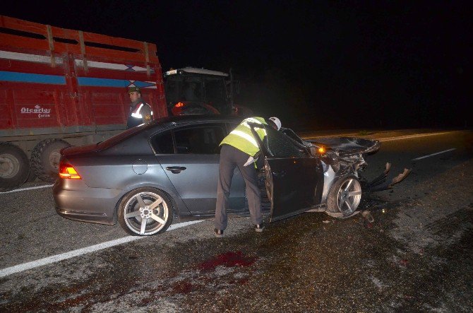 Traktöre Çarpan Otomobilin Sürücüsü Hayatını Kaybetti