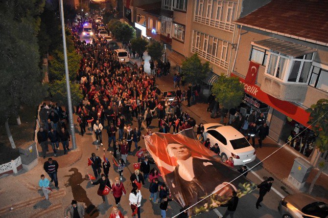 Hayrabolu’da Coşkulu Fener Alayı