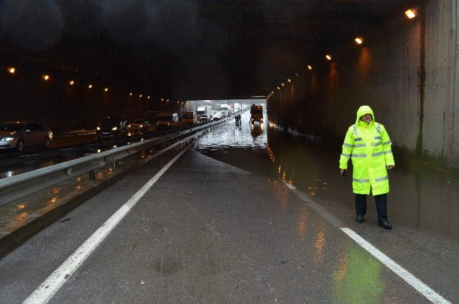 Trabzon’da Yağmur Yağdı, Sürücüler Zor Anlar Yaşadı