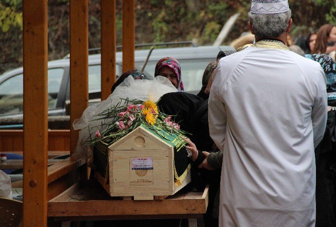 Abd’de Ölü Bulunan Thy Hostesinin Cenazesi Gözyaşları Eşliğinde Defnedildi