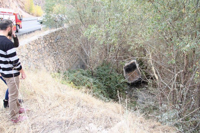 Yozgat’ta Hafriyat Kamyonu 15 Metre Yükseklikten Dereye Uçtu