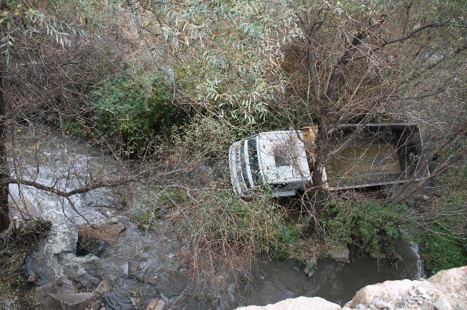 Yozgat’ta Hafriyat Kamyonu 15 Metre Yükseklikten Dereye Uçtu