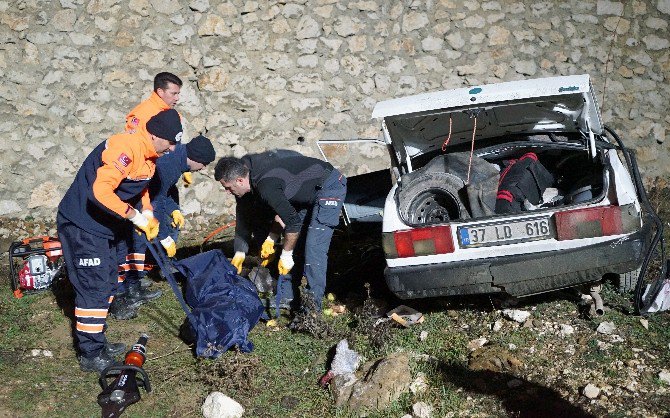 İki Otomobil, Peş Peşe Dereye Uçtu: 3 Ölü, 8 Yaralı