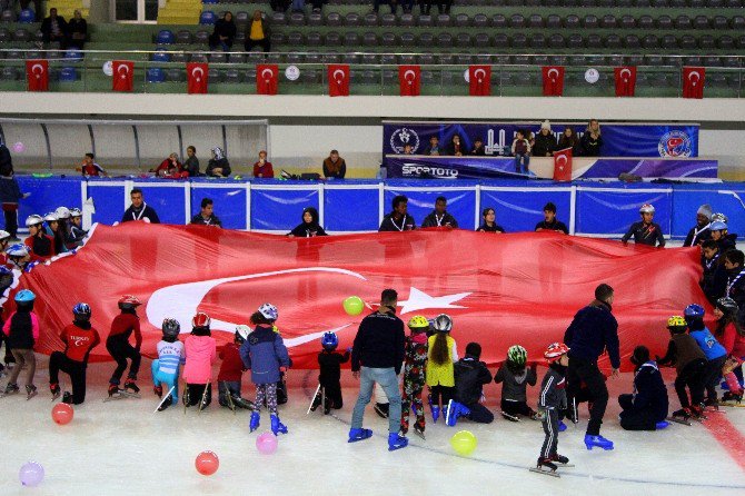 29 Ekim’i Buzda Türk Bayrağı Açarak Kutladılar