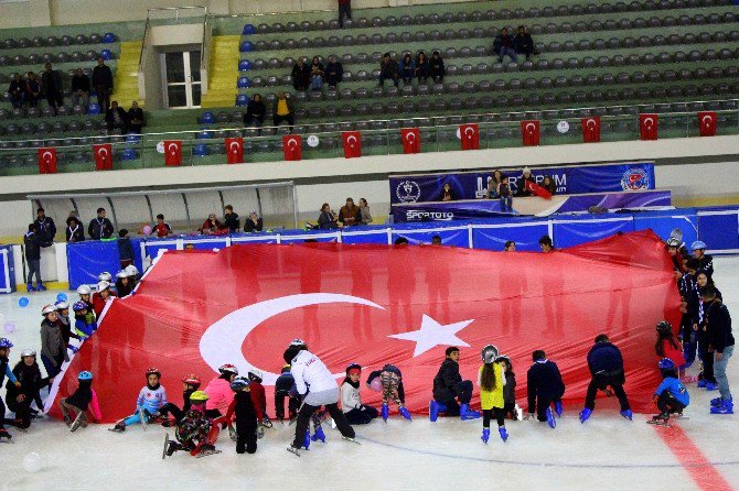 29 Ekim’i Buzda Türk Bayrağı Açarak Kutladılar