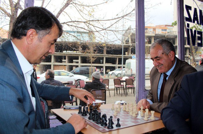 Erzurum’daki Çay Evinde Sadece Satranç Ve Dama Oynanıyor