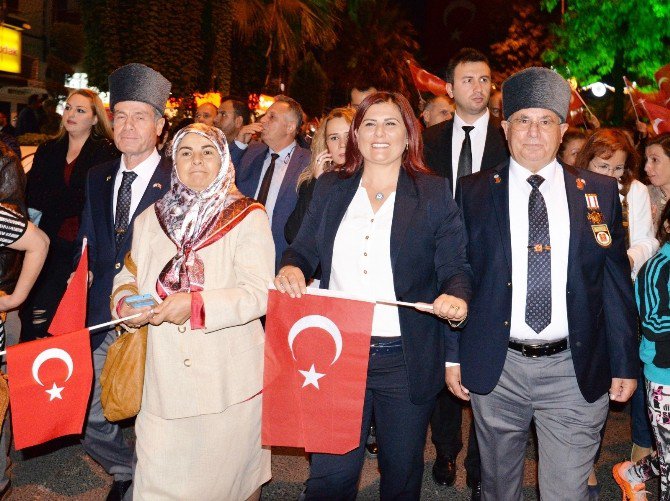 Büyükşehir Cumhuriyet Coşkusunu Fener Alayı Kortejiyle Kutladı