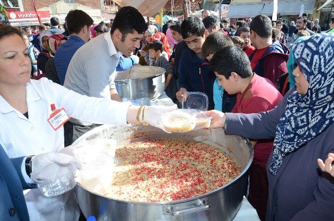 Darende Belediyesi Tarafından Aşure Dağıtıldı